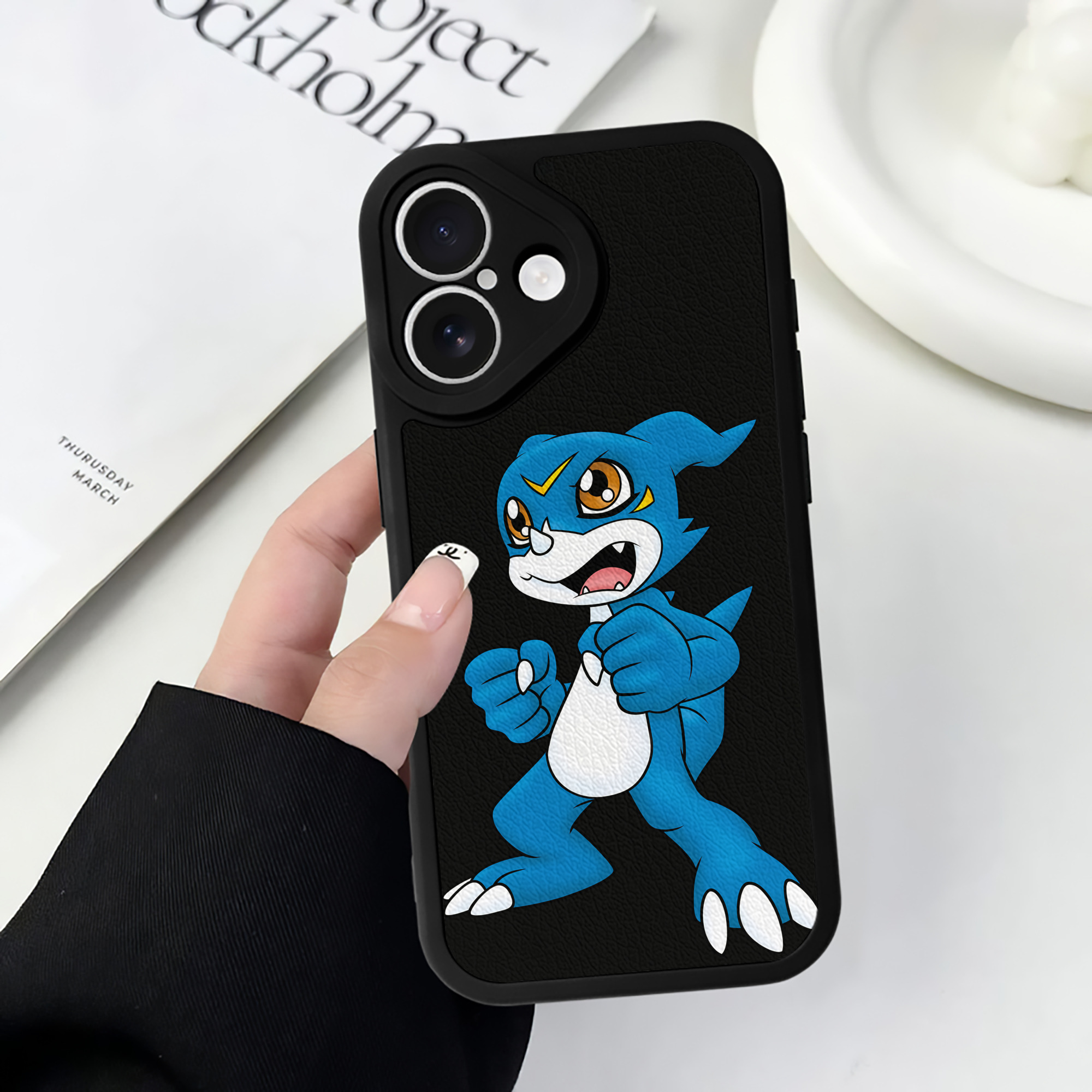 （画像用） Digimon デジタルモンスター/デジモン 【iPhone 16シリーズ対応】シリコンスマホケース（レザー調） 材質：シリコン